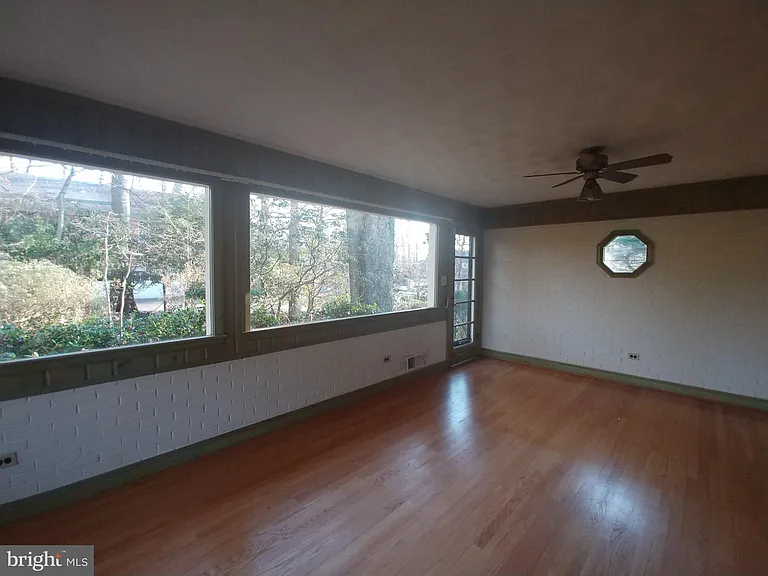 1429 Laburnum St — Photo 14