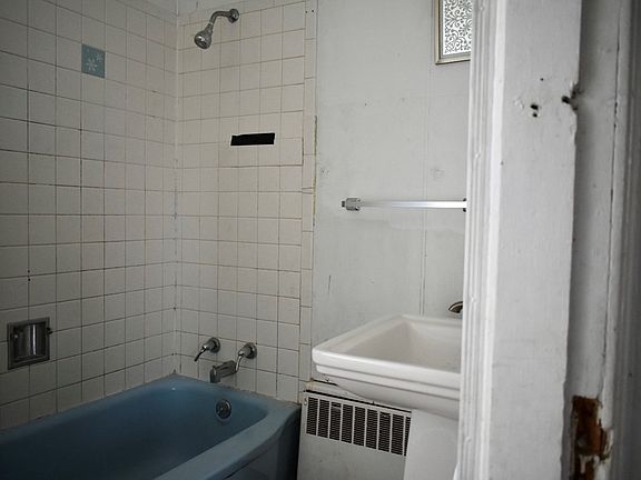 5th image of 319 York Ave