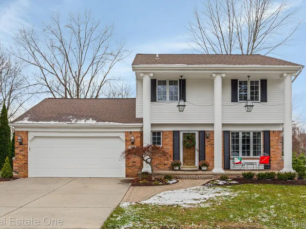 1349 Chanticlair Cir, Wixom, MI 48393