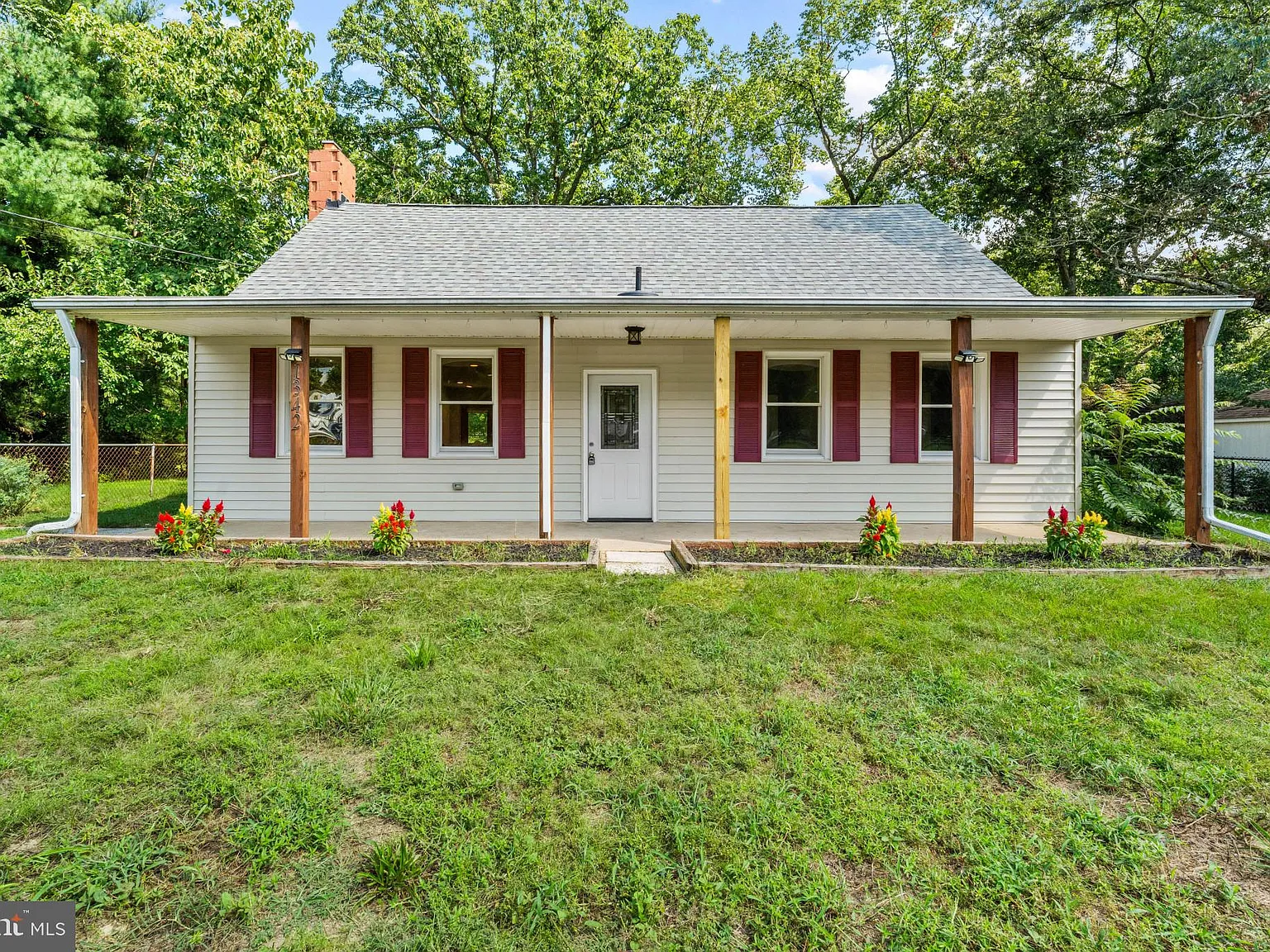 3 bed, 1.0 bath, 1120 sqft, $2,850 — Photo 3