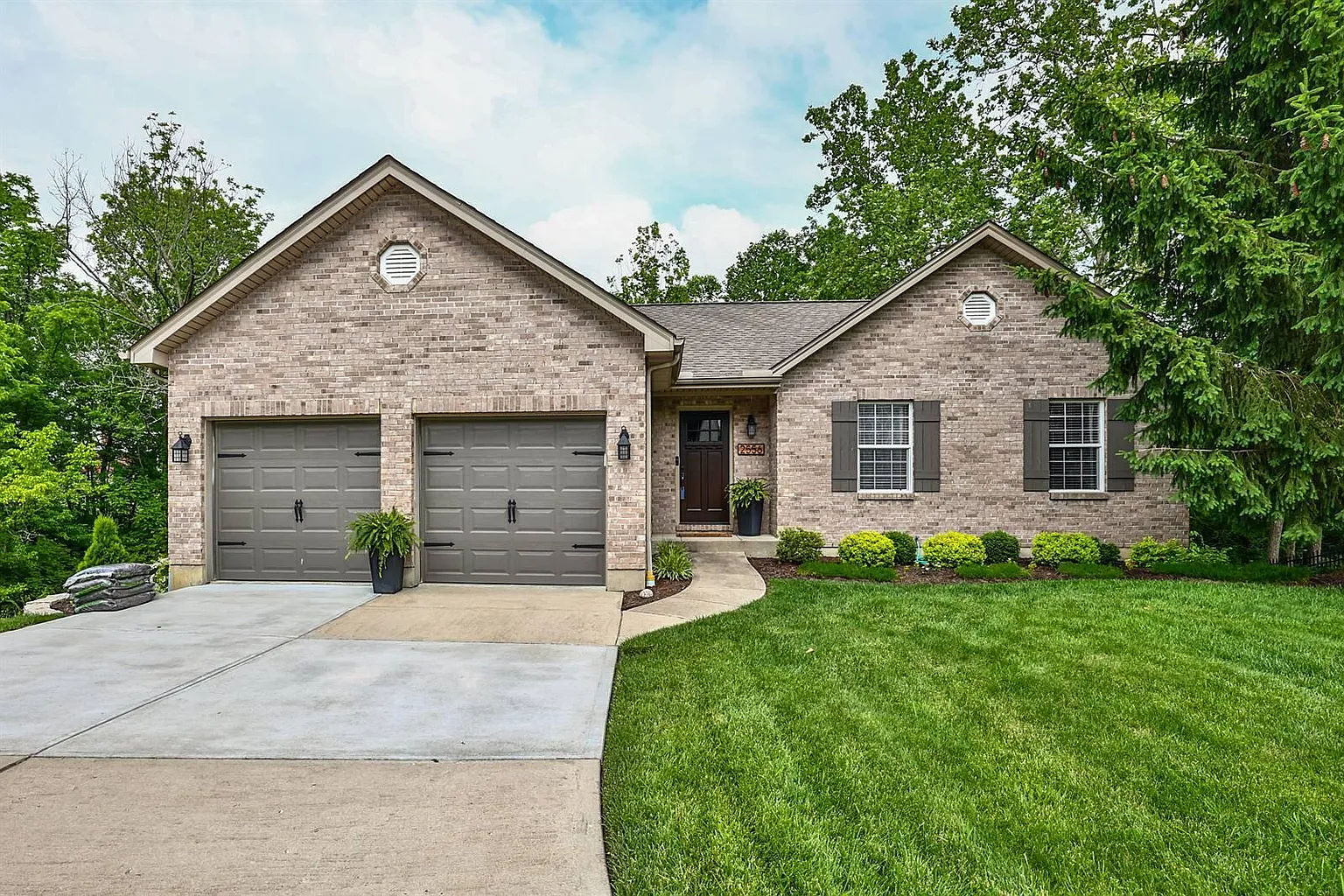 2556 Samantha Dr photo 1