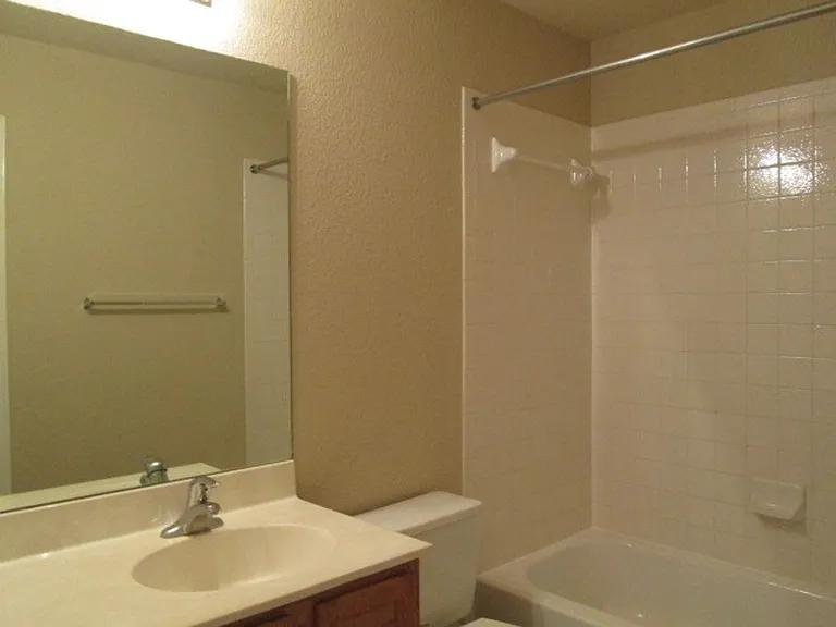 593 Cullen Blvd — Photo 23