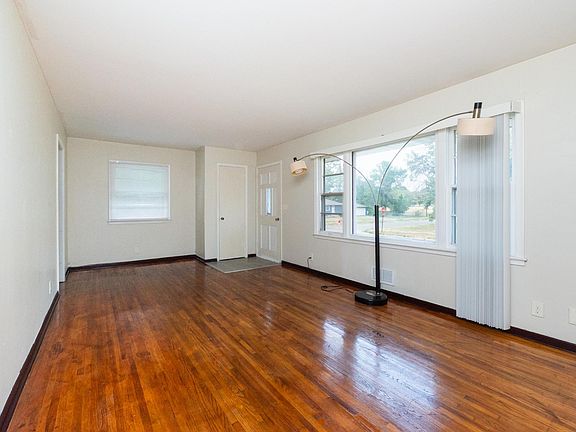 5th image of 632 113th Ave NW