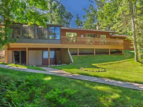 12411 Meanderline Rd, Charlevoix, MI 49720