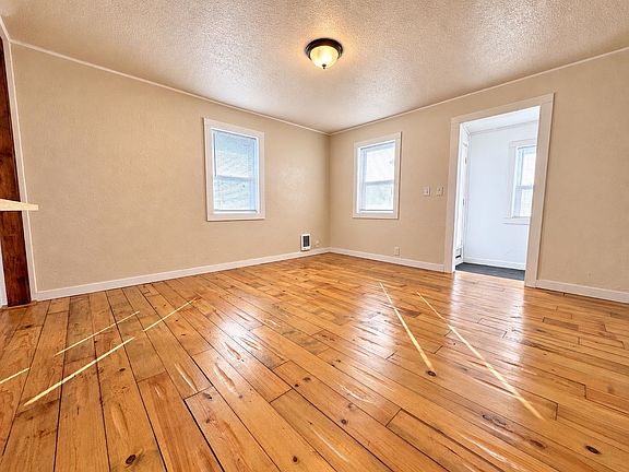 3rd image of 2927 E Mission Ave