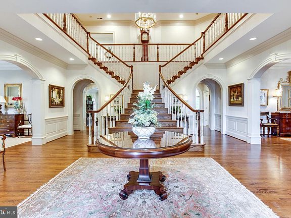 3rd image of 1003 Carlton Ct