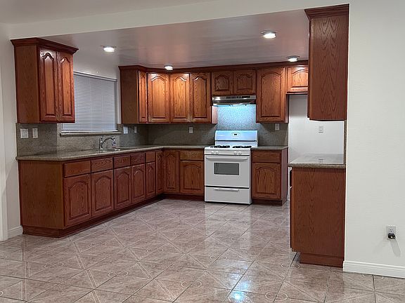 2nd image of 635 W Nocturne Ct