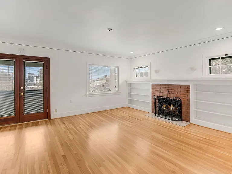 2042 SW Madison St — Photo 2