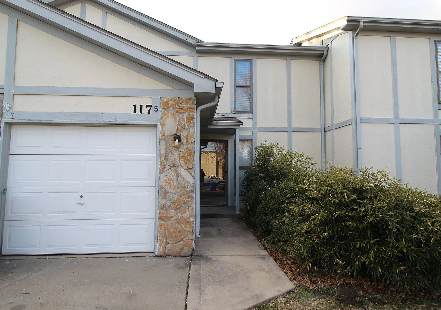 Fully Remodeled 2 Bedroom 1.5 Bath Duplex In Olathe — Photo 1