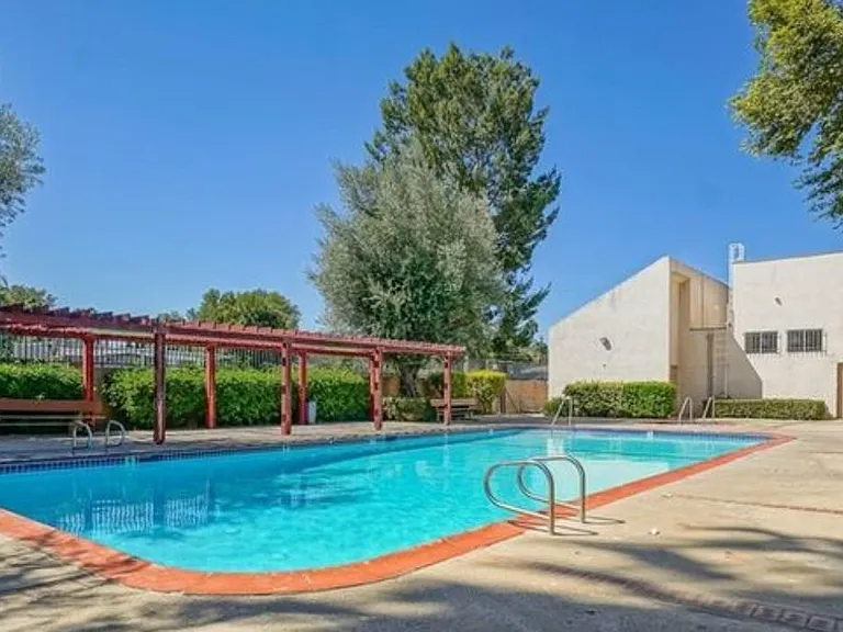 7631 Reseda Blvd — Photo 20