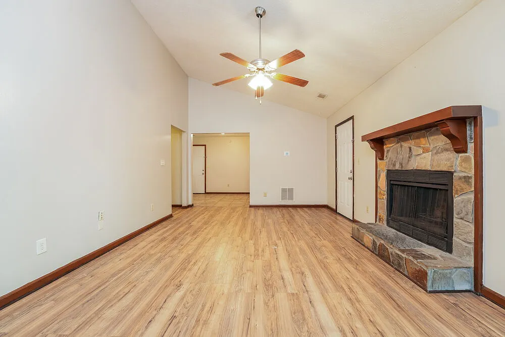3 bed, 2.0 bath, 1218 sqft, $1,665 — Photo 4