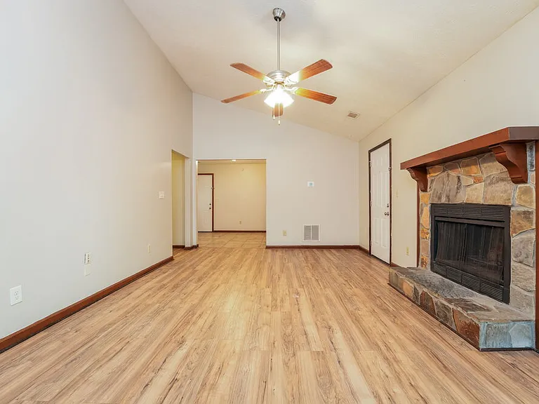 116 Adrian Dr — Photo 4