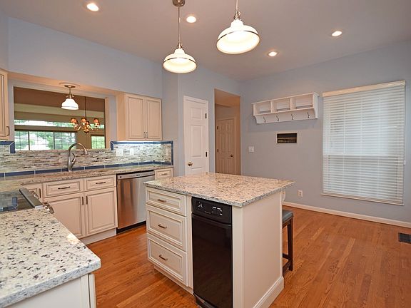 3rd image of 516 Fincastle Ln