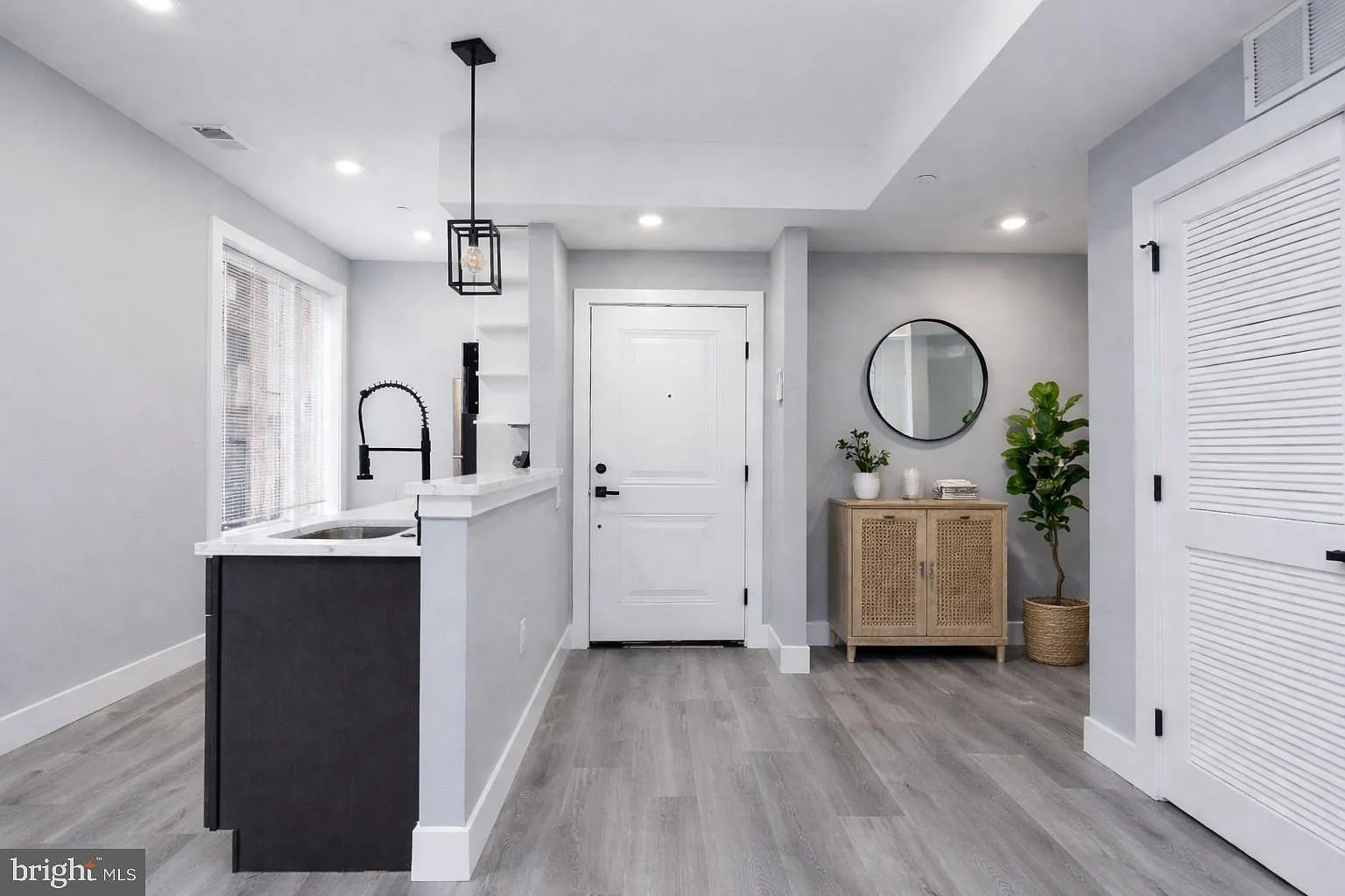 2 bed, 800 sqft, $2,300 — Photo 1