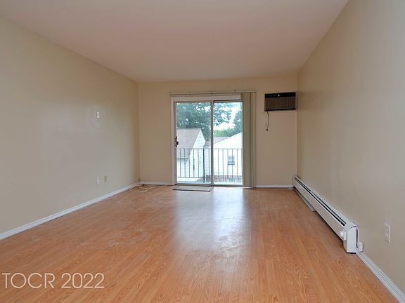4th image of 260 Parkside Dr
