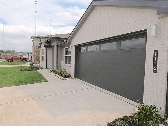 4th image of 1119 Hyde Lake Ln