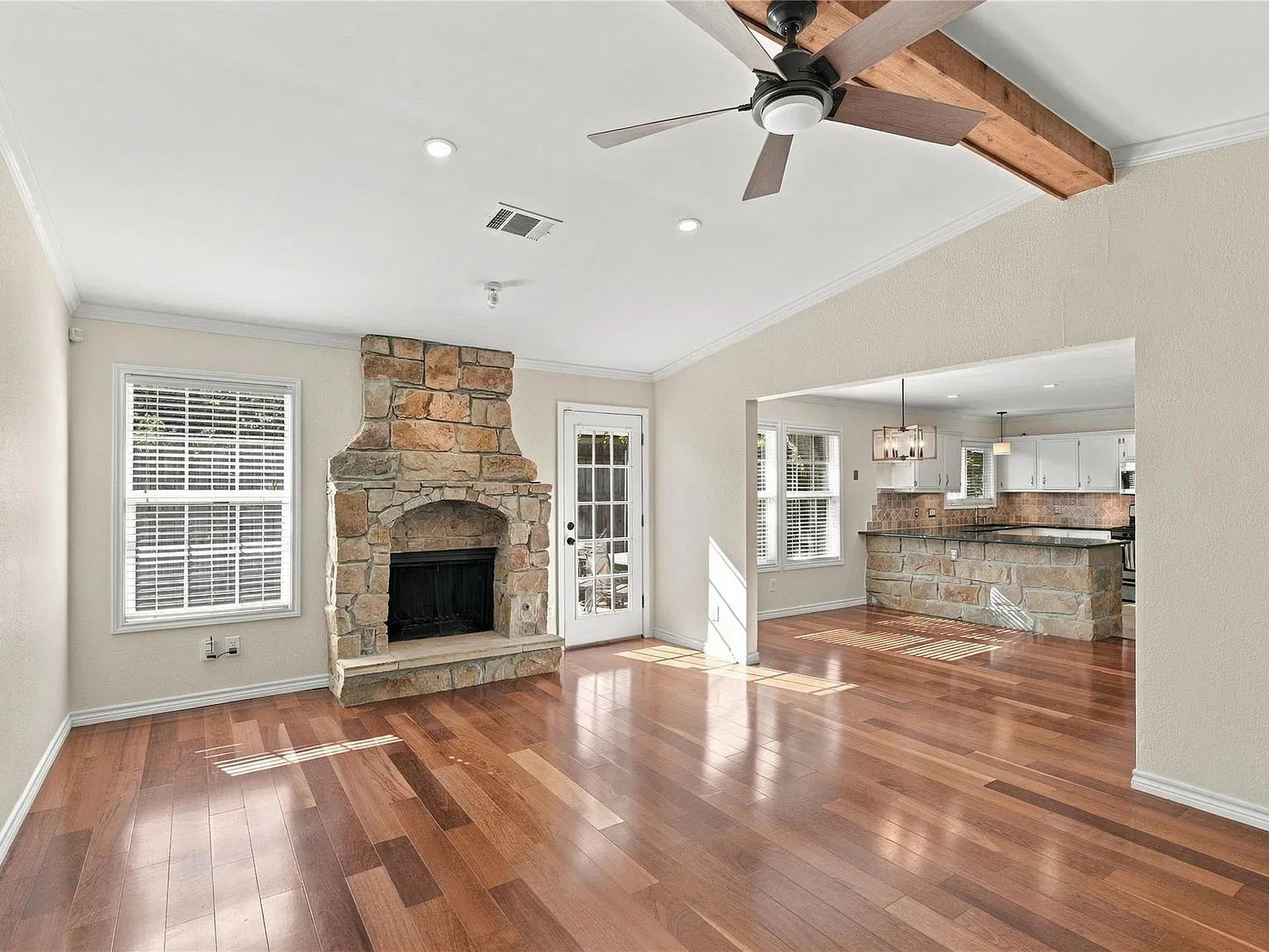 3 bed, 2.0 bath, 1628 sqft, $2,400 — Photo 4