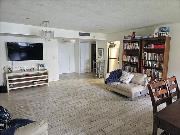 5th image of 671 NE 195th St APT 329E