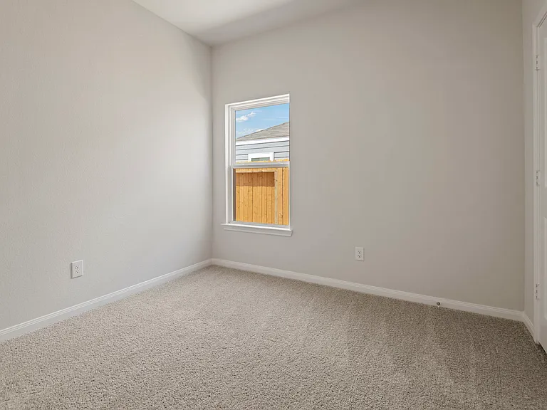 Secondary bedroom.
