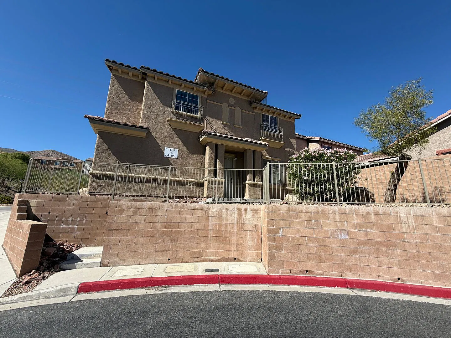 Loan Mountain 2 story — Photo 3