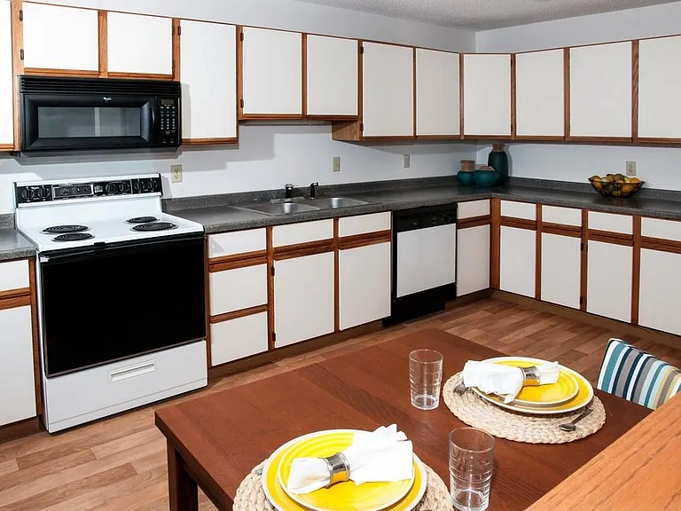 Oaks Lincoln Townhomes — Photo 11