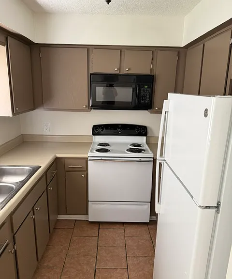 525 E Hall St — Photo 8