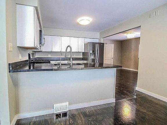 4th image of 212 S Oak St