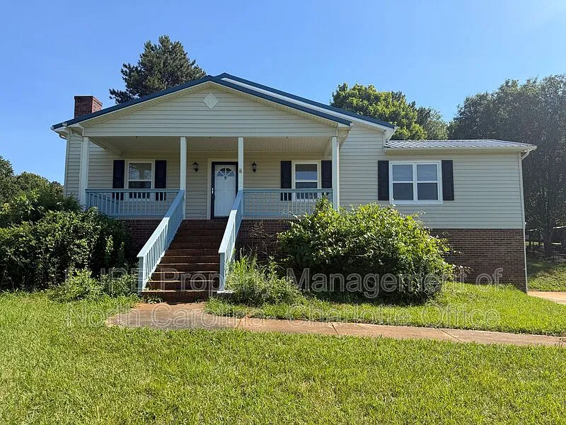3 bed, 2.5 bath, 1885 sqft, $2,150 — Photo 2