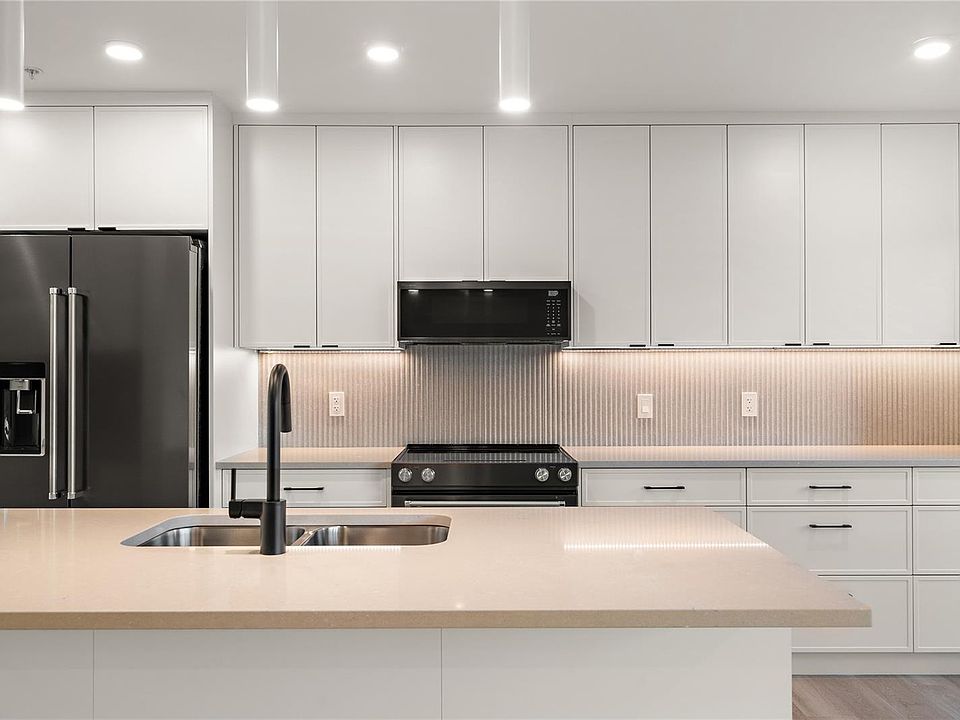 1st image of 1102 Esquimalt Rd #Townhouse 4