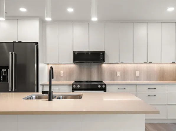 1102 Esquimalt Rd #Townhouse 4, Esquimalt, BC V9A 3N3