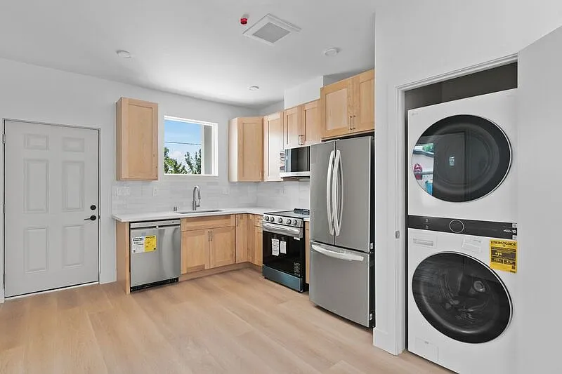 3 bed, 3.0 bath, 922 sqft, $4,500 — Photo 1
