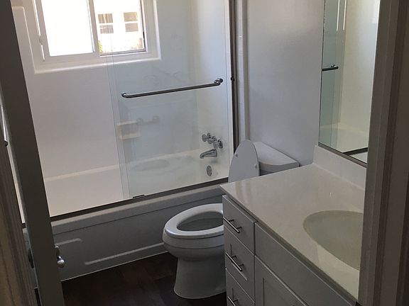 2nd image of 825 Menlo Ave APT C