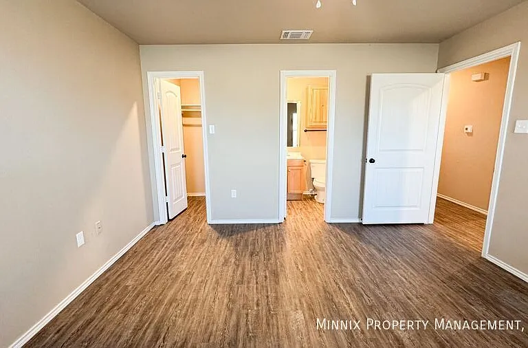 2516 N Avenue O — Photo 14