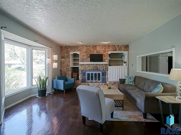 5th image of 704 N Meadowbrook Ln