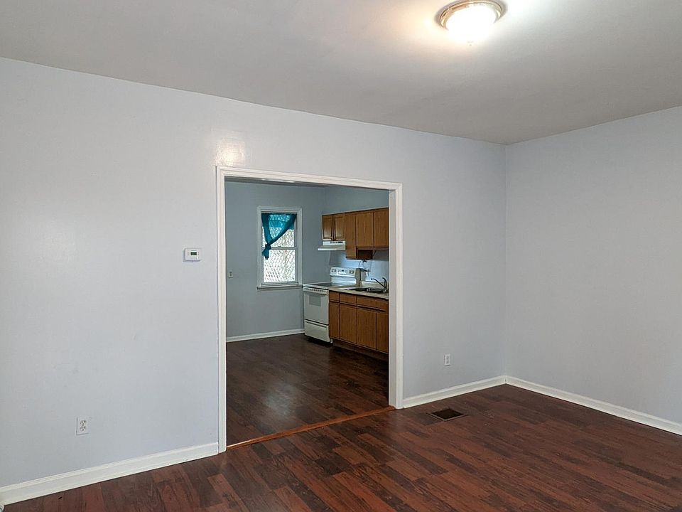 House entrance: living room and kitchen.