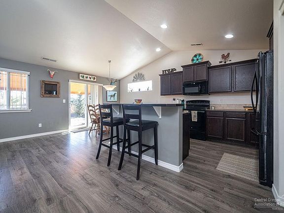 4th image of 676 NW Green Forest Cir