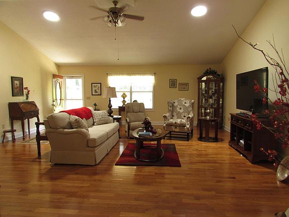 3rd image of 995 Summerwind Dr