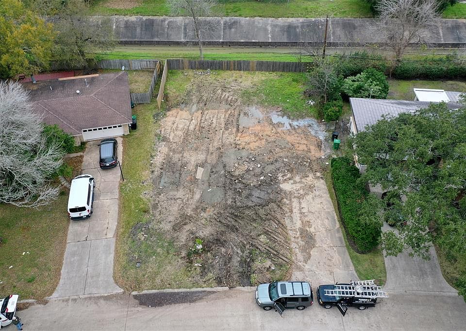 1st image of 4834 Creekbend Dr