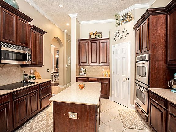 5th image of 137 W Blue Water Edge Dr