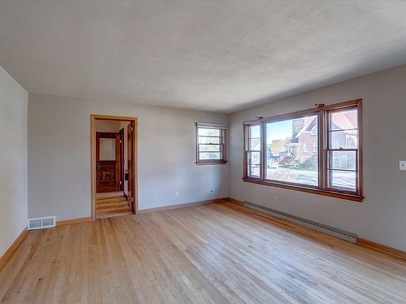 5th image of 1328 Blue Mounds St