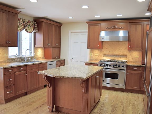 4th image of 1134 W Chatham Dr