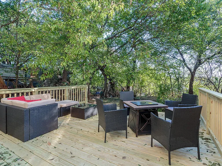 1307 Perez St — Photo 5