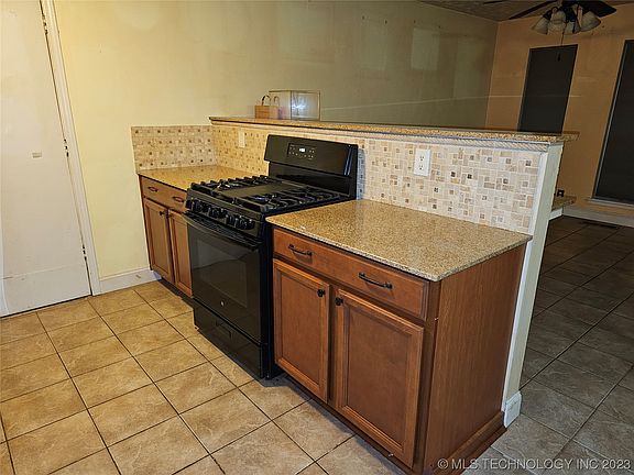 3rd image of 1821 W Cedar St