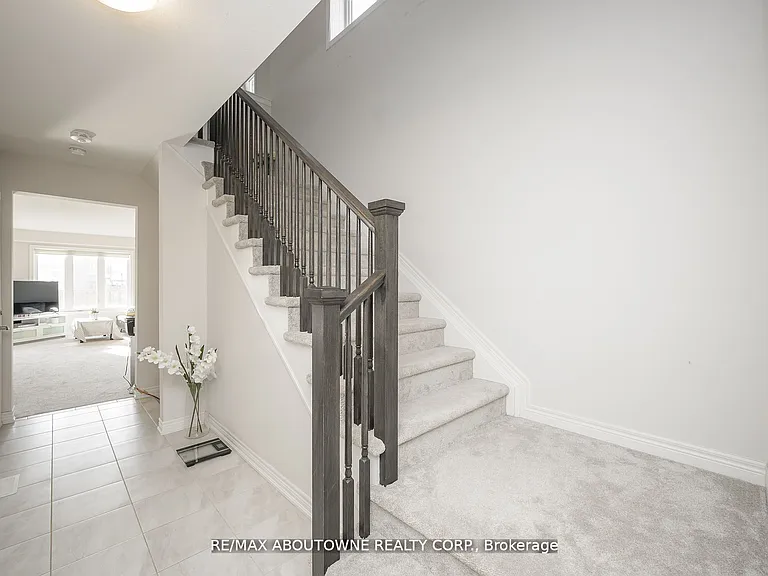 93 Heron St — Photo 2