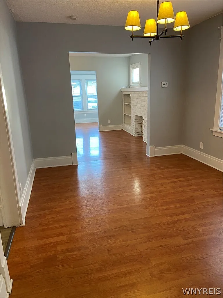 3 bed, 1.0 bath, 1200 sqft, $1,500 — Photo 3