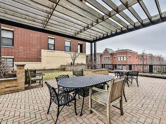 2nd image of 833 W 15th Pl #1022