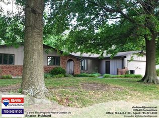 1005 Meadowbrook Rd W, Iola, KS 66749