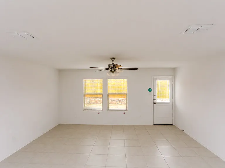 1017 Crestview Dr — Photo 5