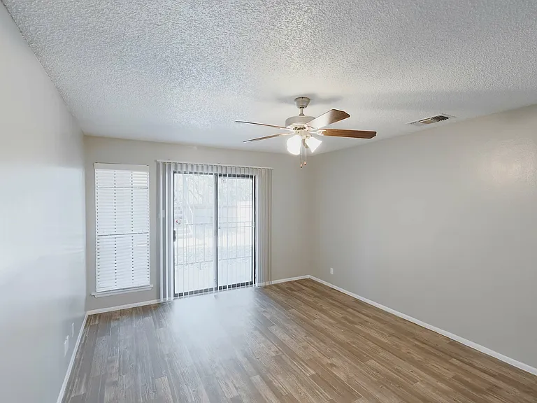 Hidden Oaks Apartments — Photo 22