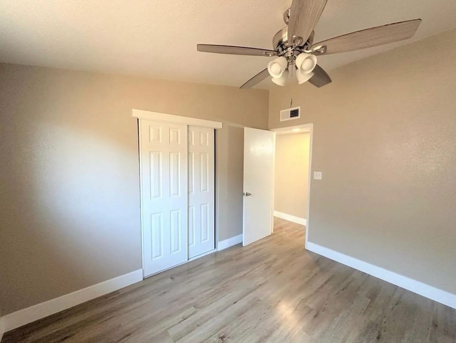 3 bed, 1104 sqft, $2,300 — Photo 4